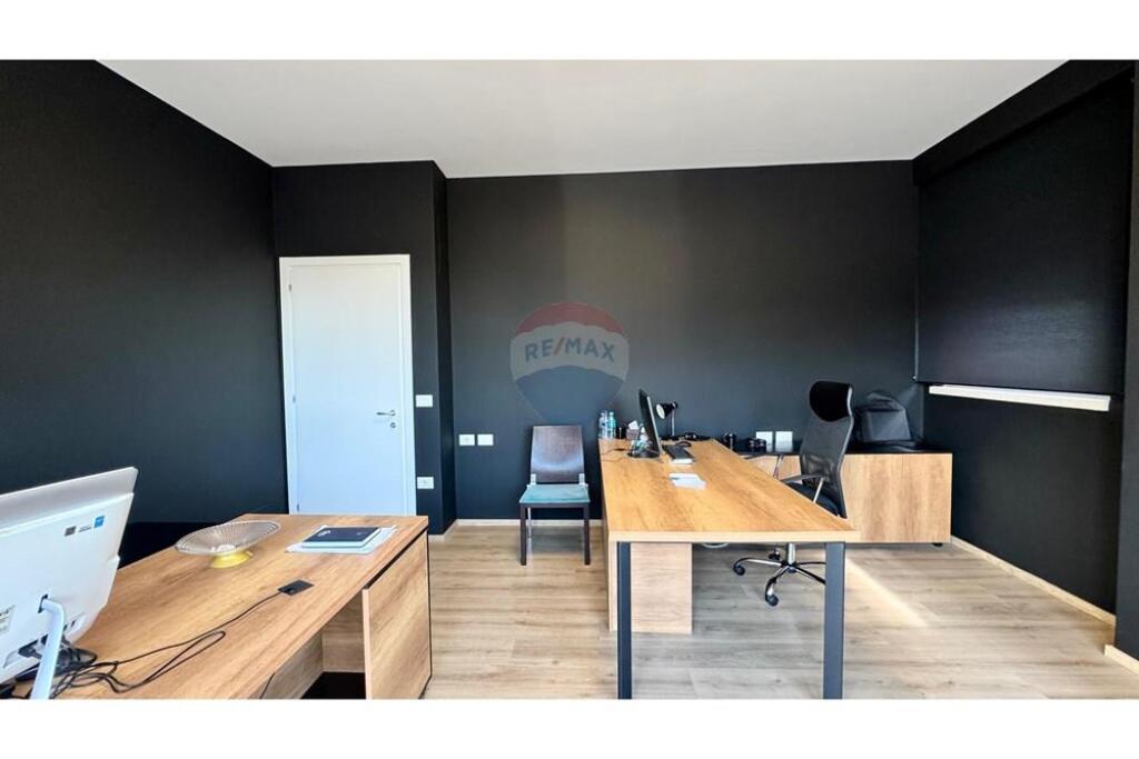 Shitet Apartament 3+1+2 me Verandë, Afer qendres
