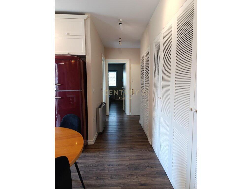 We rent a 1+1 apartment on Zogu i Parë Boulevard