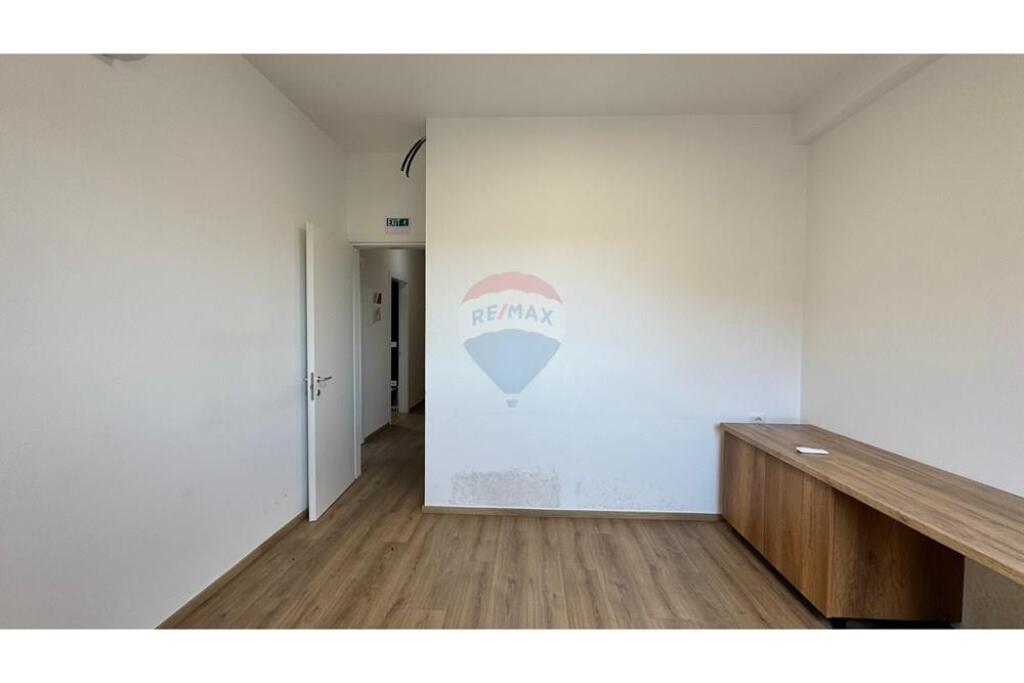 Shitet Apartament 3+1+2 me Verandë, Afer qendres