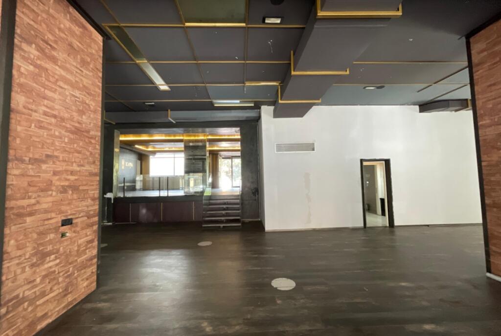 LOCALE COMMERCIALE IN AFFITTO 440 M2 21 DICEMBRE 4.000 EURO