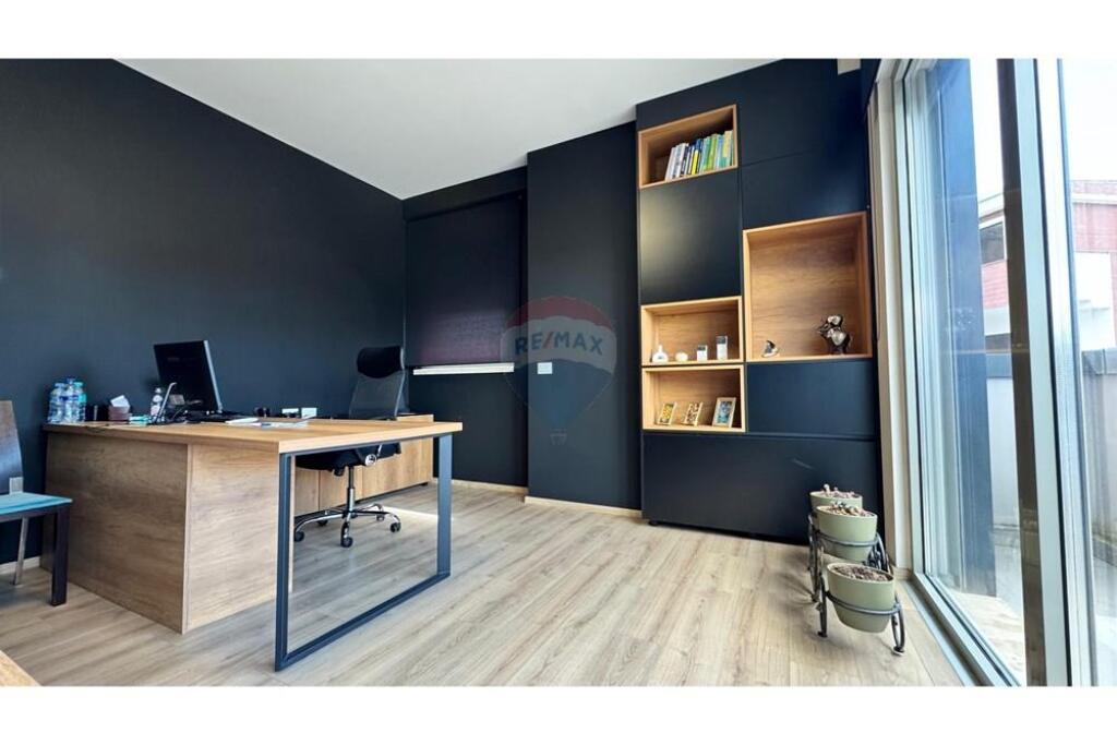 Shitet Apartament 3+1+2 me Verandë, Afer qendres