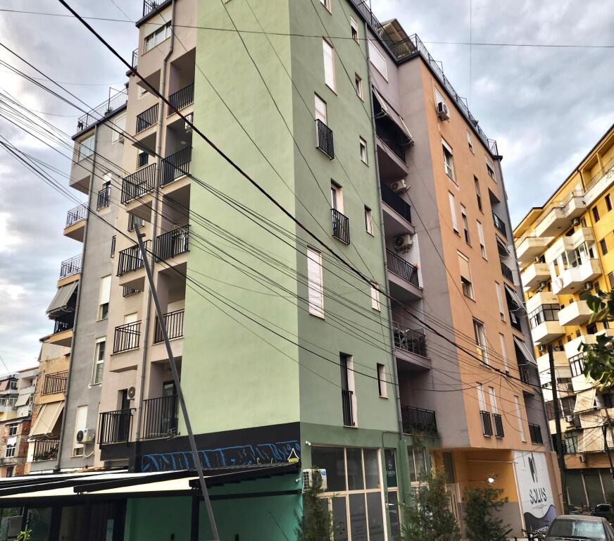IN VENDITA – OCCASIONE UNICA! Ampio Appartamento 2+1 con 3 Bagni, Balcone e Deposito nel Cuore di Tirana! 🏙️