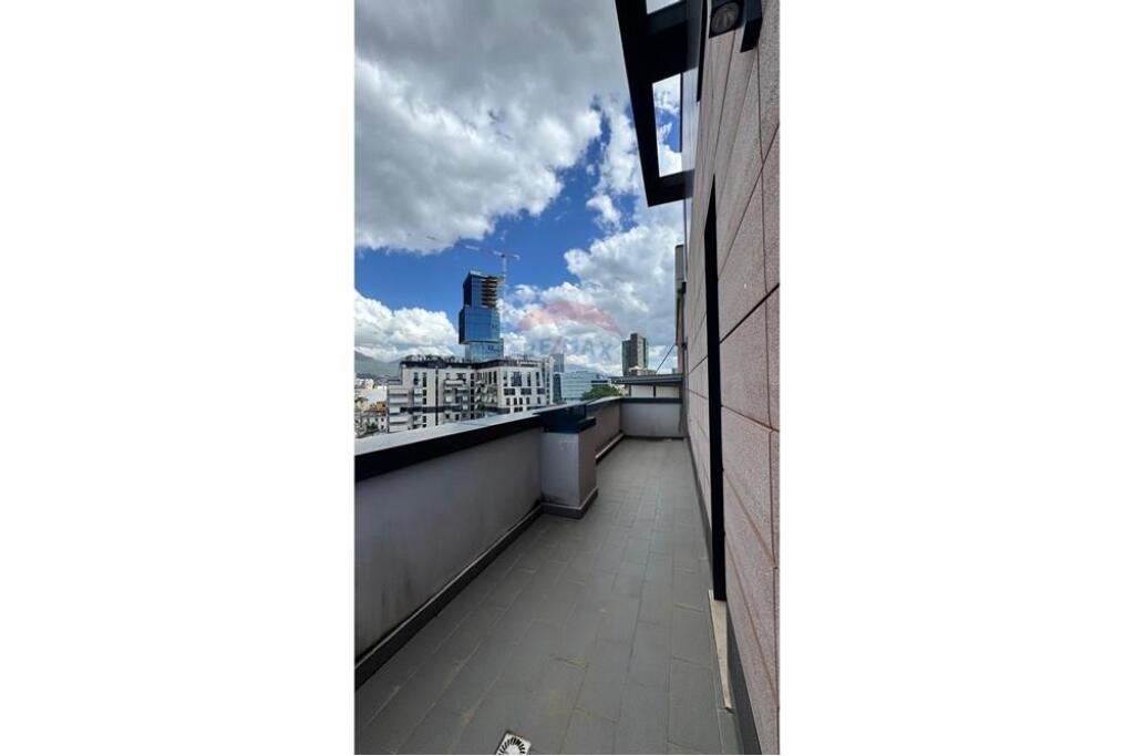 Shitet Apartament 3+1+2 me Verandë, Afer qendres