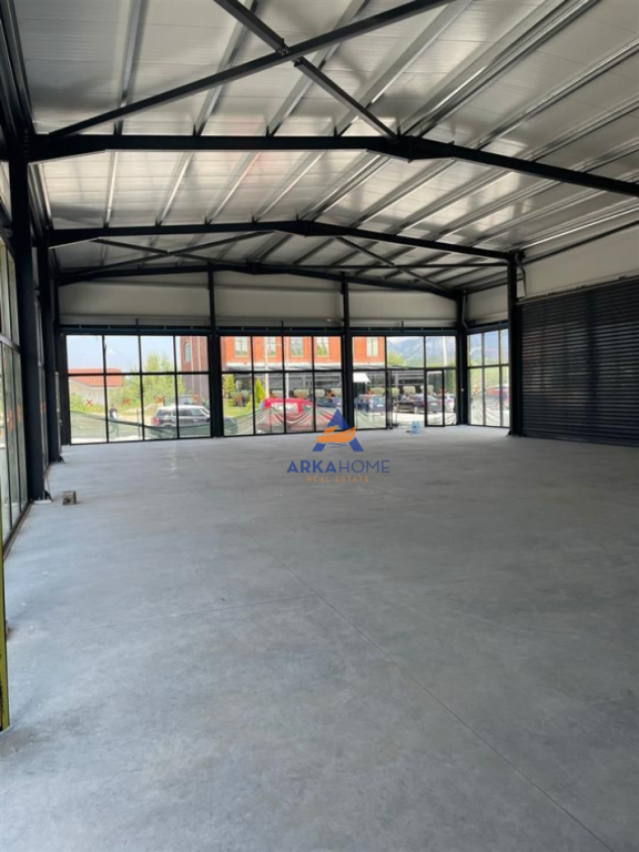 JEPET ME QERA KAPANONE 400M2 DHE TRUALL 2300M2 "NE KAMEZ" 2000 EURO.