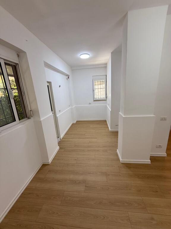In vendita appartamento 2+1+2 bagni+veranda+posto auto a Kodra Diellit   