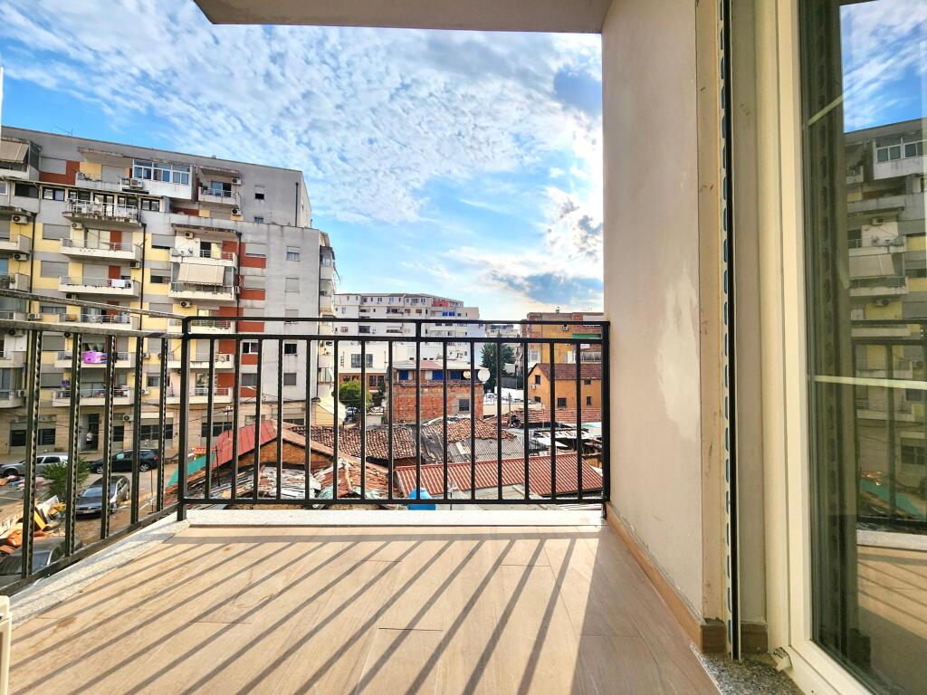 IN VENDITA – OCCASIONE UNICA! Ampio Appartamento 2+1 con 3 Bagni, Balcone e Deposito nel Cuore di Tirana! 🏙️