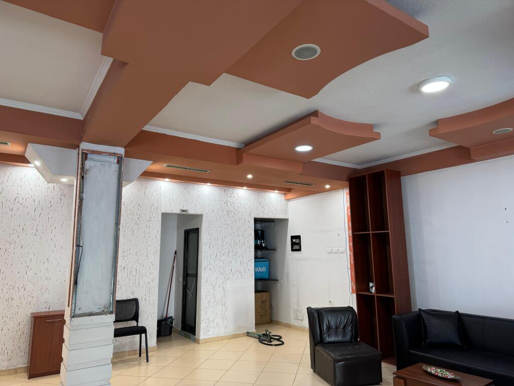 SHOP FOR RENT STUDENT CITY 400 EURO