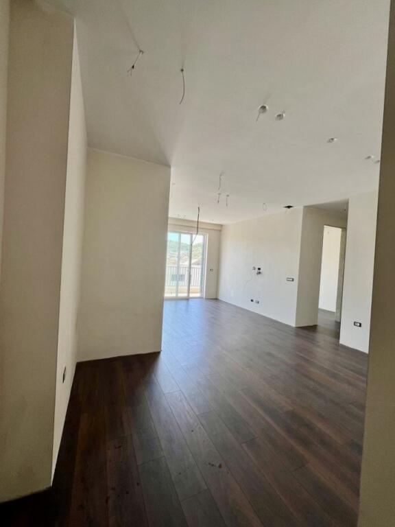 ZYRE ME QERA 95 M2 KOMUNA E PARISIT 1.000 EURO