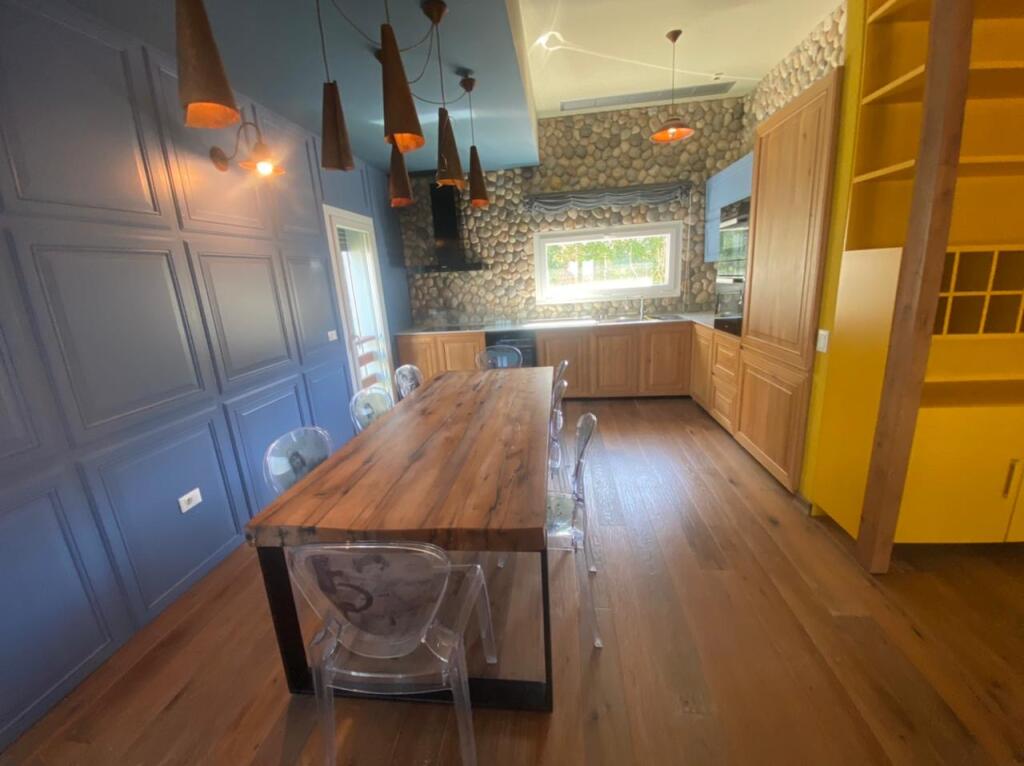 We rent a villa in Long Hill near Tegu