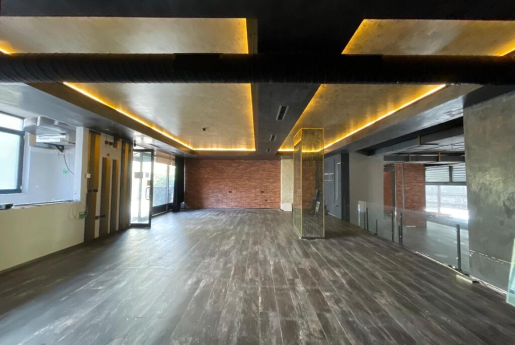 LOCALE COMMERCIALE IN AFFITTO 440 M2 21 DICEMBRE 4.000 EURO