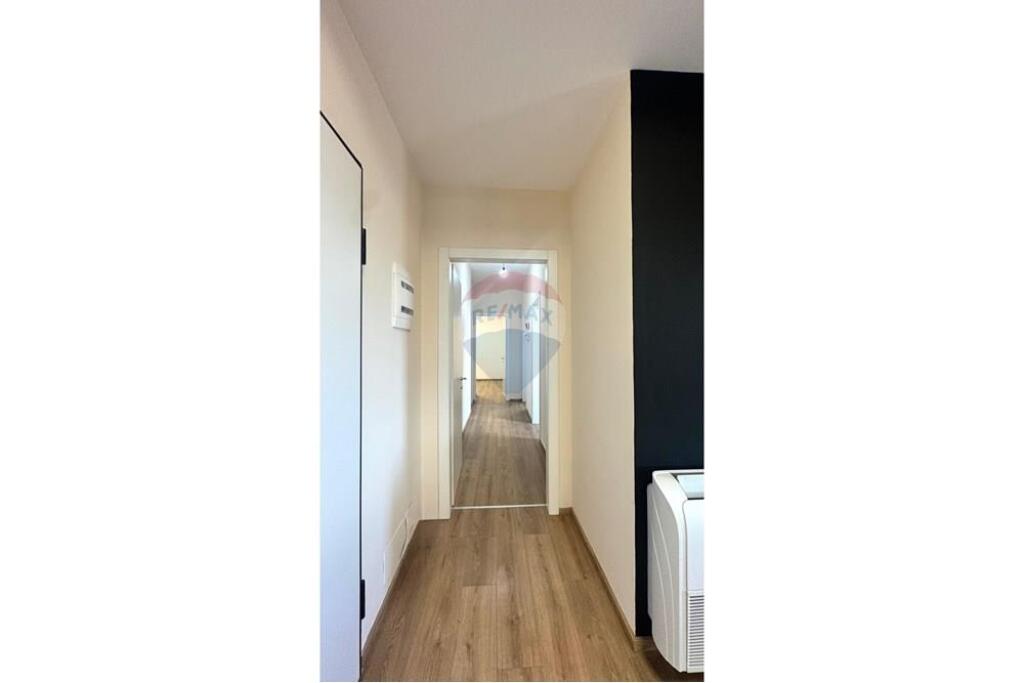 Shitet Apartament 3+1+2 me Verandë, Afer qendres