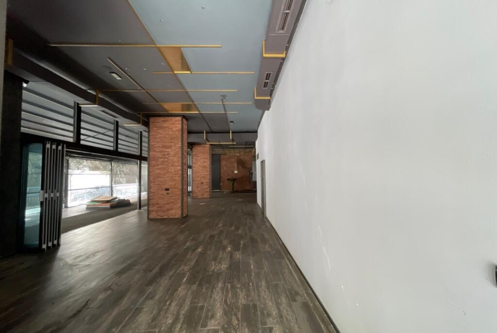 LOCALE COMMERCIALE IN AFFITTO 440 M2 21 DICEMBRE 4.000 EURO