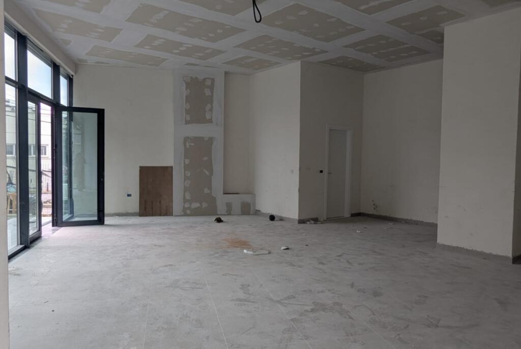 BUSINESS PREMISES FOR RENT 84 M2 ELBASAN ROAD 1,400 EURO