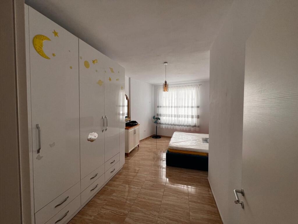 Nella zona di Astir, Complesso Fratari, si affitta appartamento 3+1+2+deposito, arredato: 600Euro