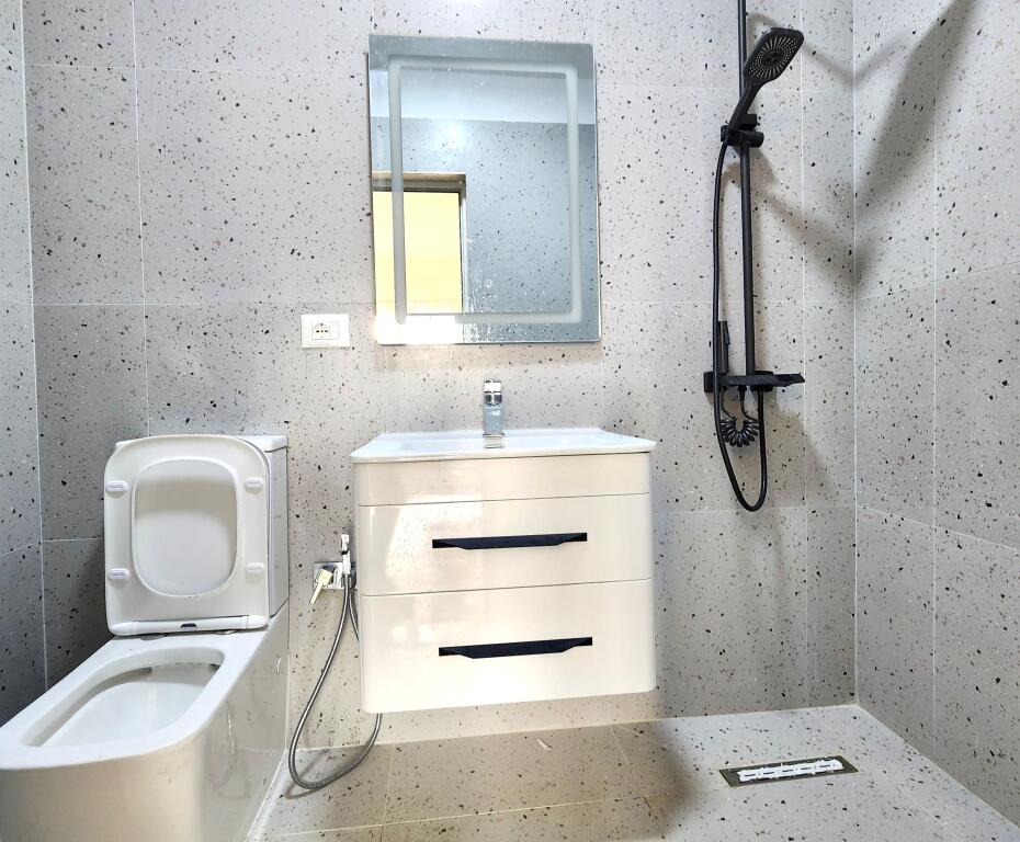 IN VENDITA – OCCASIONE UNICA! Ampio Appartamento 2+1 con 3 Bagni, Balcone e Deposito nel Cuore di Tirana! 🏙️