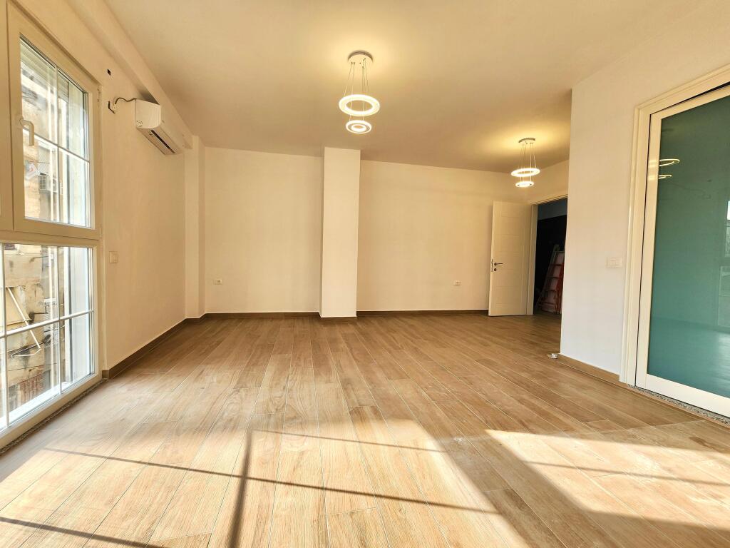 IN VENDITA – OCCASIONE UNICA! Ampio Appartamento 2+1 con 3 Bagni, Balcone e Deposito nel Cuore di Tirana! 🏙️
