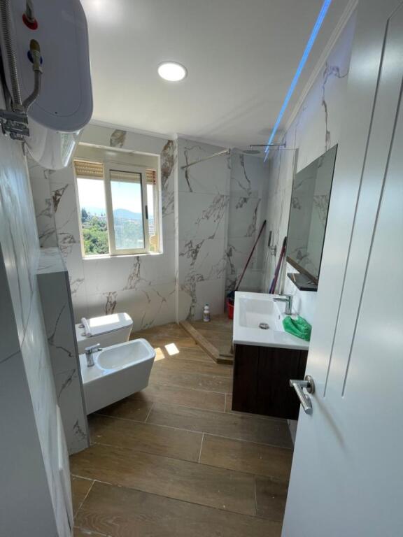 Tirane a Fresk, appartamento 2+1+Balcone Piano 4, 124 m² 124.000 €