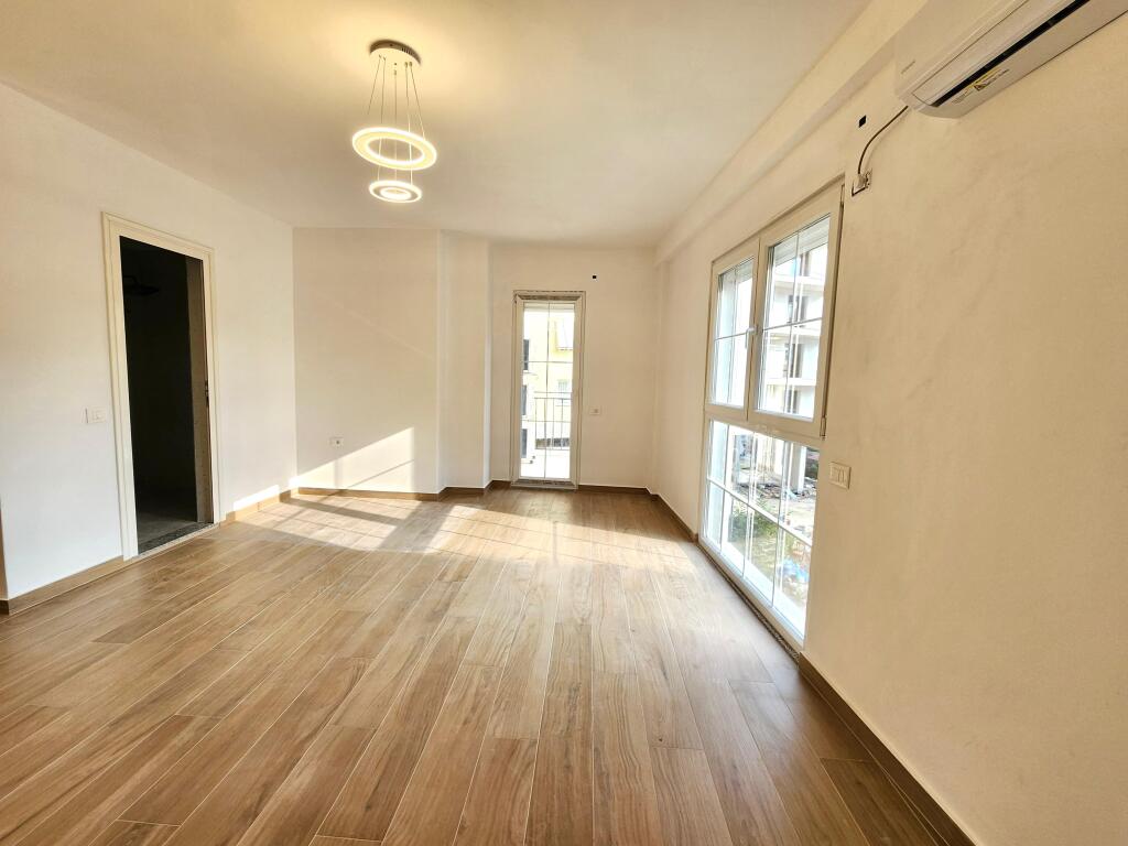 IN VENDITA – OCCASIONE UNICA! Ampio Appartamento 2+1 con 3 Bagni, Balcone e Deposito nel Cuore di Tirana! 🏙️