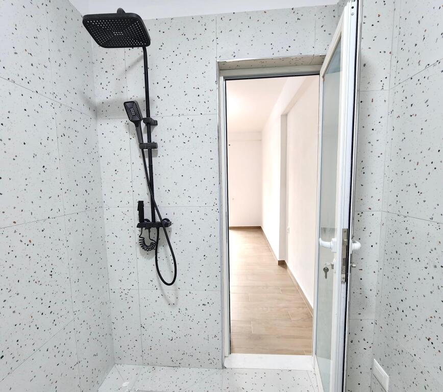 IN VENDITA – OCCASIONE UNICA! Ampio Appartamento 2+1 con 3 Bagni, Balcone e Deposito nel Cuore di Tirana! 🏙️