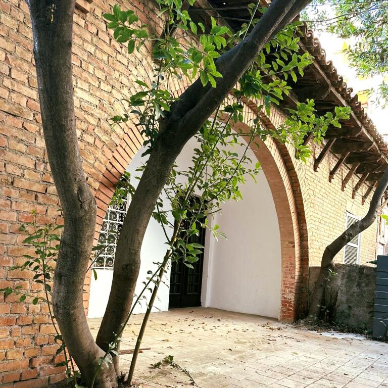 Shtëpi private me QIRA për ZYRA mbrapa restosant "Piazza"