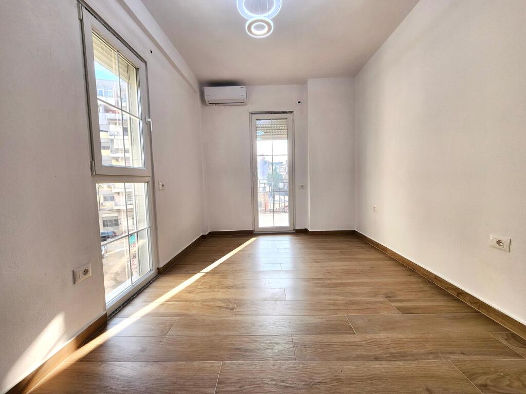 IN VENDITA – OCCASIONE UNICA! Ampio Appartamento 2+1 con 3 Bagni, Balcone e Deposito nel Cuore di Tirana! 🏙️