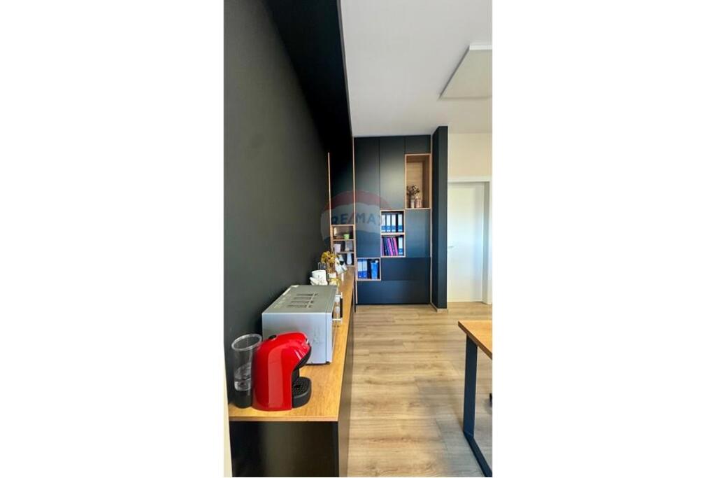 Shitet Apartament 3+1+2 me Verandë, Afer qendres