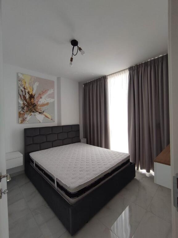 🏢Nella zona di Yzberisht, di fronte al Complesso Grand Gallery, si affitta un appartamento arredato 1+1. 50.000 Leke
