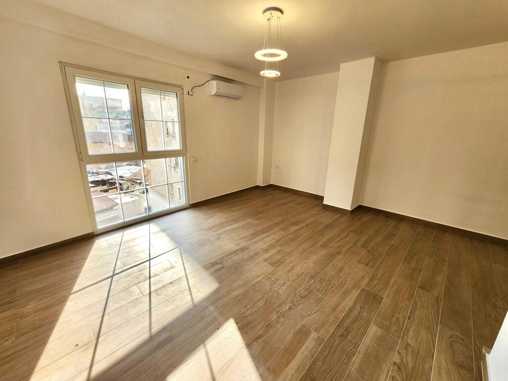 IN VENDITA – OCCASIONE UNICA! Ampio Appartamento 2+1 con 3 Bagni, Balcone e Deposito nel Cuore di Tirana! 🏙️