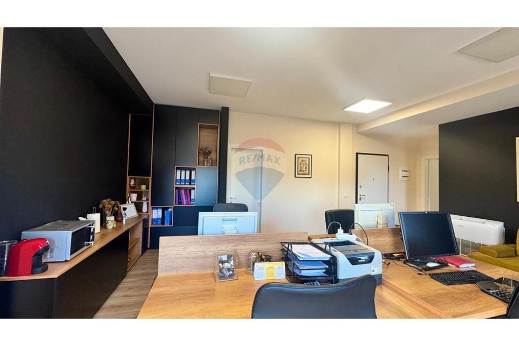 Shitet Apartament 3+1+2 me Verandë, Afer qendres