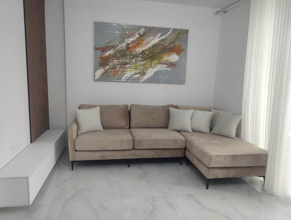 🏢Nella zona di Yzberisht, di fronte al Complesso Grand Gallery, si affitta un appartamento arredato 1+1. 50.000 Leke
