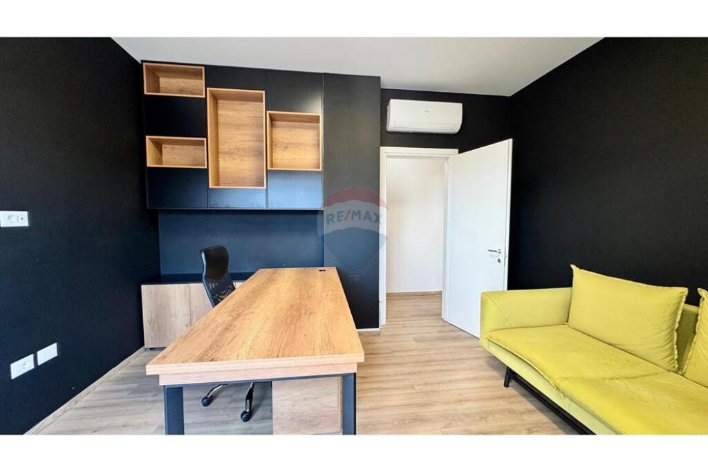 Shitet Apartament 3+1+2 me Verandë, Afer qendres