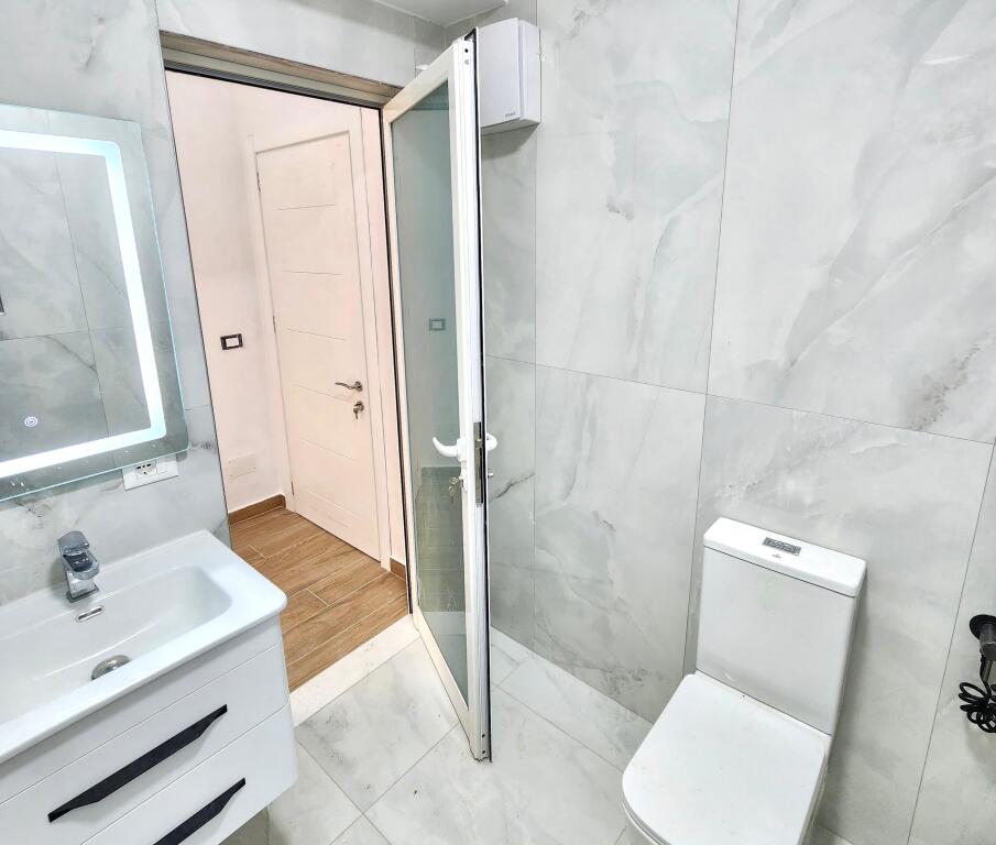 IN VENDITA – OCCASIONE UNICA! Ampio Appartamento 2+1 con 3 Bagni, Balcone e Deposito nel Cuore di Tirana! 🏙️