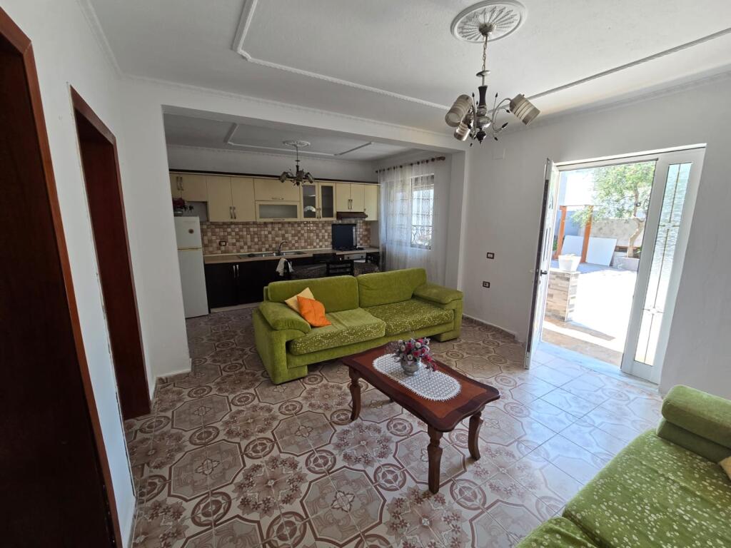 APPARTAMENTO 2+1 IN AFFITTO AL PRIMO PIANO DI UNA VILLA SU DUE PIANI DIETRO LA CASERMA DEI POMPIERI DURRES