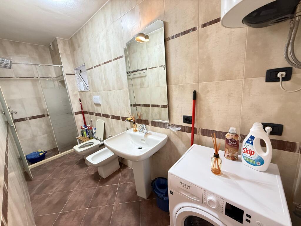 📢 Qira Apartament 3+1+Kuzhinë më vete 📍 Rruga Bogdanëve, ngjitur me Rrugën e Kavajës – Tiranë  💶 Çmimi: 650€/muaj