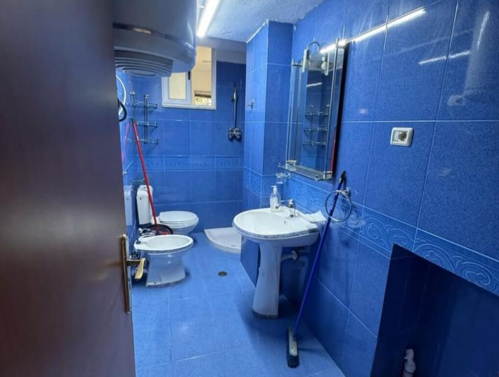 📢 Affittasi – Appartamento 1+1 📍 Via Muhamet Gjollesha, vicino a neranxit 💰 Prezzo: 400 € / mese
