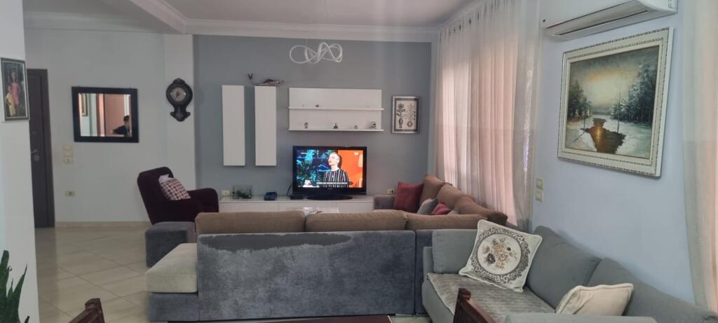 🏡 2-Bedroom Apartment with Veranda for Rent – Zogu i Zi, Tirana