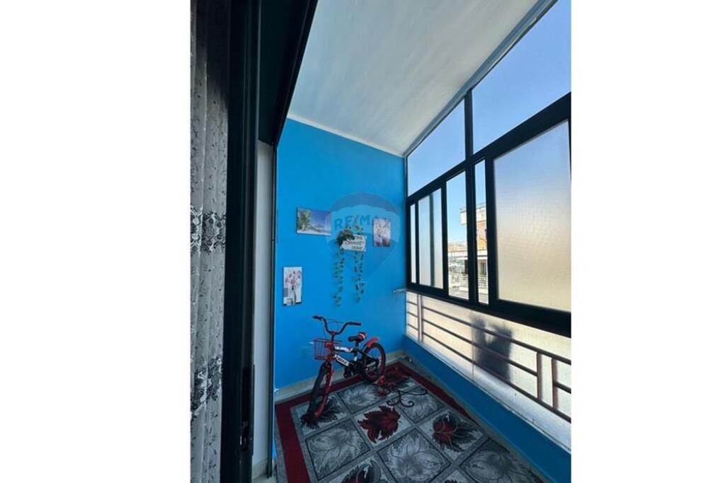 Shitet apartament 1+1, në Kombinat