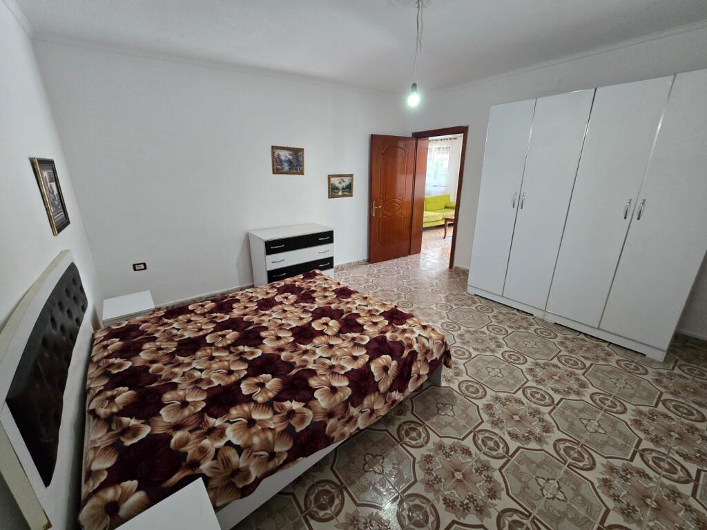 APPARTAMENTO 2+1 IN AFFITTO AL PRIMO PIANO DI UNA VILLA SU DUE PIANI DIETRO LA CASERMA DEI POMPIERI DURRES