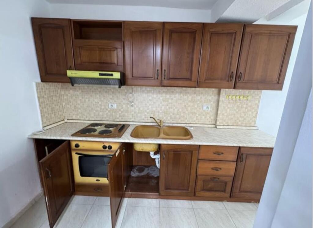 📢 Affittasi – Appartamento 1+1 📍 Via Muhamet Gjollesha, vicino a neranxit 💰 Prezzo: 400 € / mese