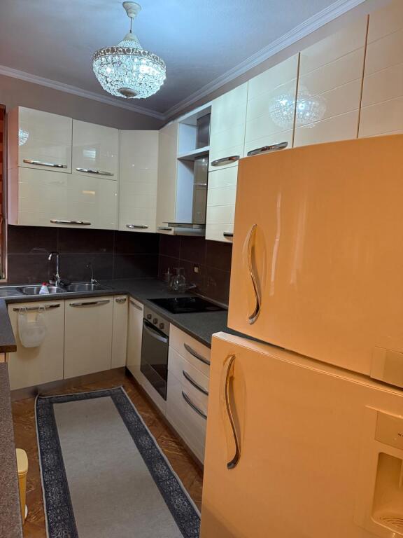 📌Jepet Apartament Klasik 2+1 me Verandë në Qendër