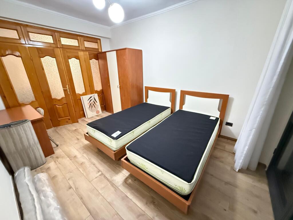 📢 Qira Apartament 3+1+Kuzhinë më vete 📍 Rruga Bogdanëve, ngjitur me Rrugën e Kavajës – Tiranë  💶 Çmimi: 650€/muaj