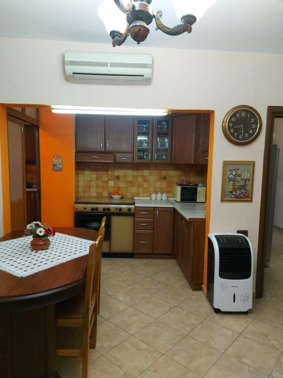 Shitet apartament 2+1 rruga Xhanfize Keko
