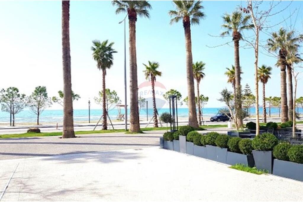 LOCALE IN VENDITA, PRIMA FILA SUL MARE, Lungomare
