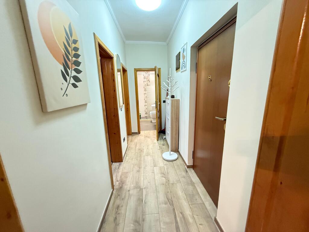 📢 Qira Apartament 3+1+Kuzhinë më vete 📍 Rruga Bogdanëve, ngjitur me Rrugën e Kavajës – Tiranë  💶 Çmimi: 650€/muaj