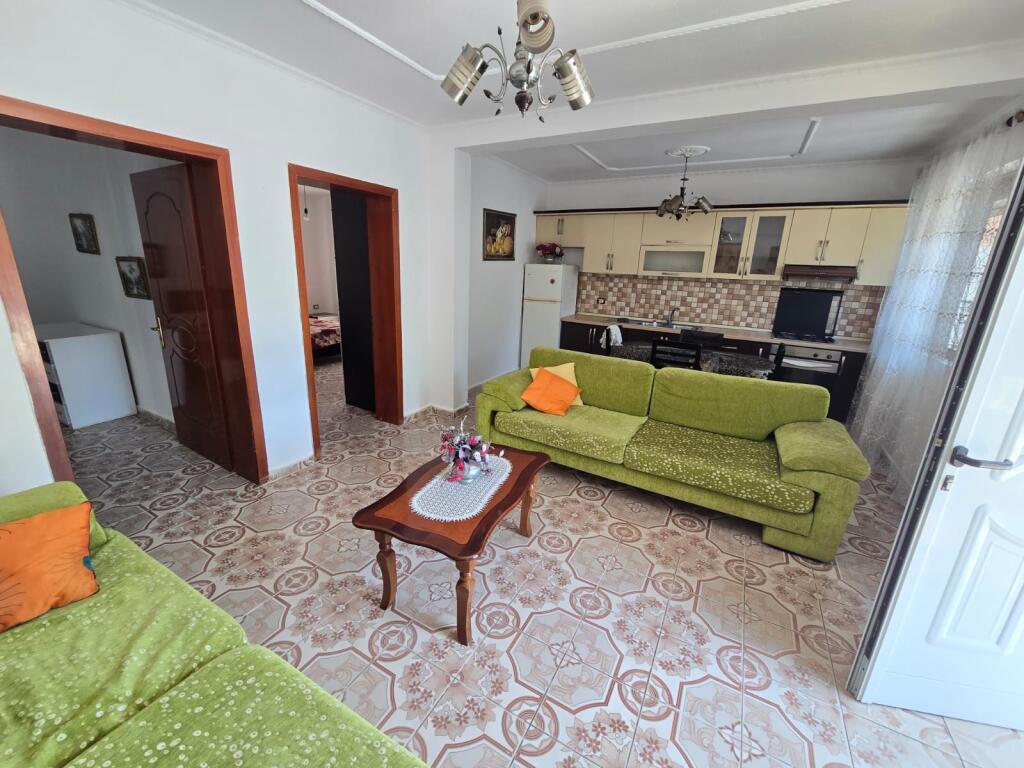 APPARTAMENTO 2+1 IN AFFITTO AL PRIMO PIANO DI UNA VILLA SU DUE PIANI DIETRO LA CASERMA DEI POMPIERI DURRES