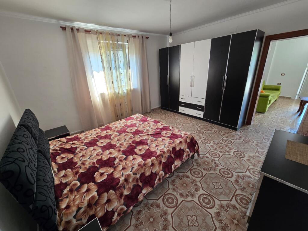 APPARTAMENTO 2+1 IN AFFITTO AL PRIMO PIANO DI UNA VILLA SU DUE PIANI DIETRO LA CASERMA DEI POMPIERI DURRES