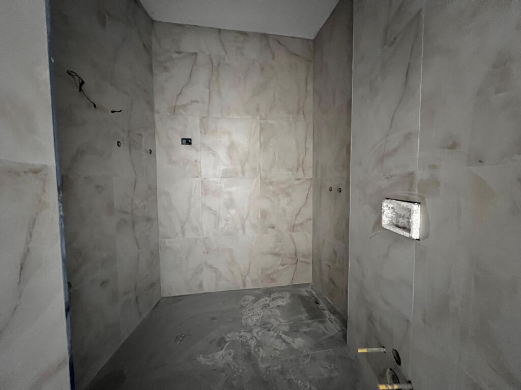 Appartamento in vendita 2+1+2 bagni +Garage, "Lake View Residence" Tirana.