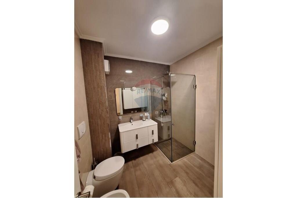 Apartament 2+1 me post parkimi tek Air Albania!
