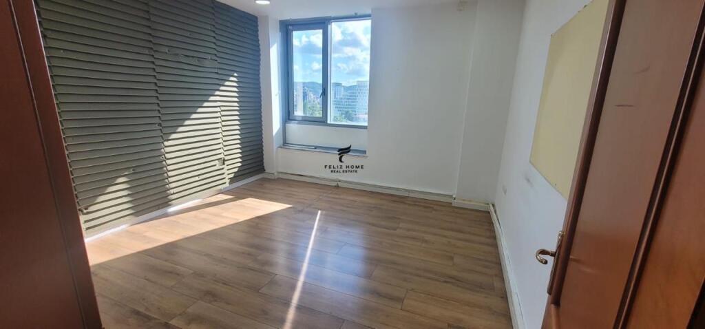 ZYRE ME QERA 108 M2 QENDER 1100 EURO