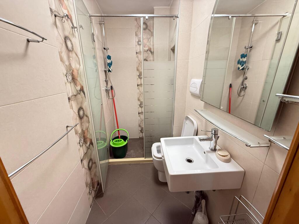 📢 Qira Apartament 3+1+Kuzhinë më vete 📍 Rruga Bogdanëve, ngjitur me Rrugën e Kavajës – Tiranë  💶 Çmimi: 650€/muaj